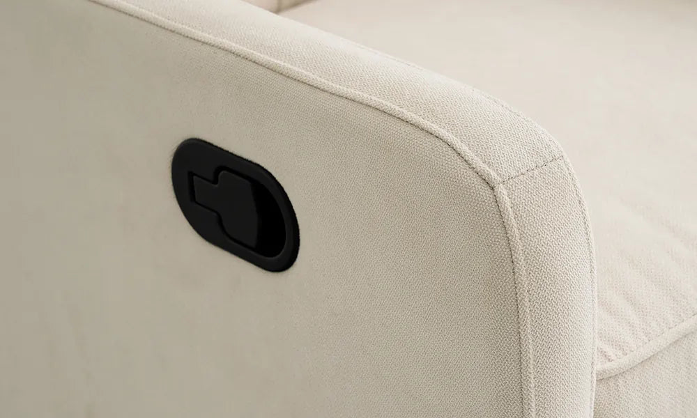 Pulling up on the right buckle will make the chair reach a reclined position.